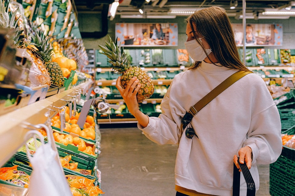 日本のスーパーは過剰包装？ フランス・スペインでは野菜の包装が禁止に