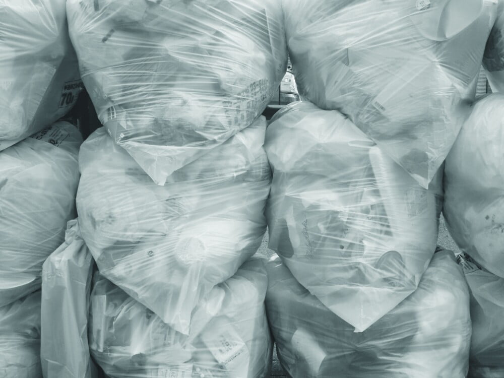 レシート、リサイクルできないって知ってた？日本では年間約5.4万トンのレシートが廃棄に。