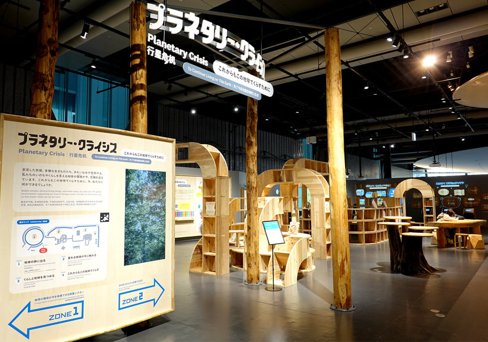 国産の木材を持続可能な材料として見出した展示什器が話題｜日本科学未来館