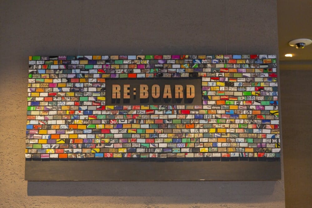 「Re:BOARD Art exhibition」捨てられるスケートボードがアートやプロダクトに