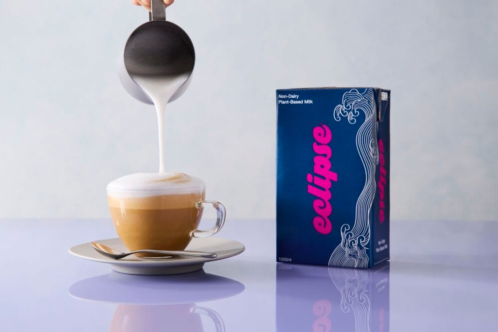 プロフェッショナルに選ばれる味と泡立ちー持続可能性とおいしさを両立した「エクリプス ミルク」が日本上陸！