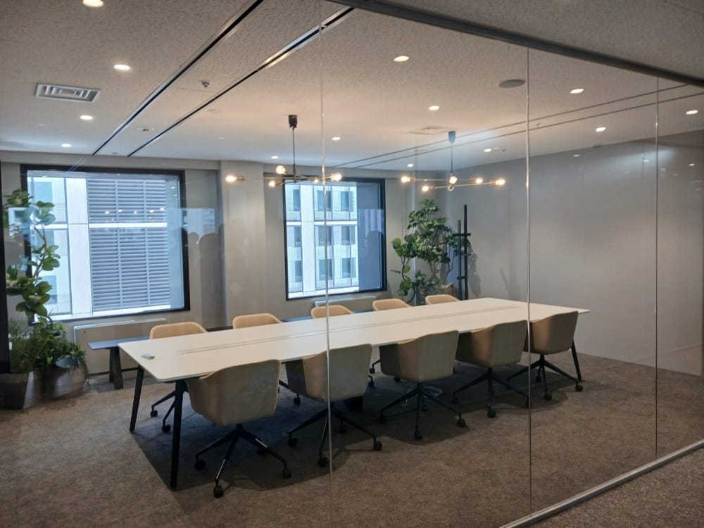 東通グループが本社オフィスを移転、”出社したくなる、自由なオフィス”で働きやすさを向上