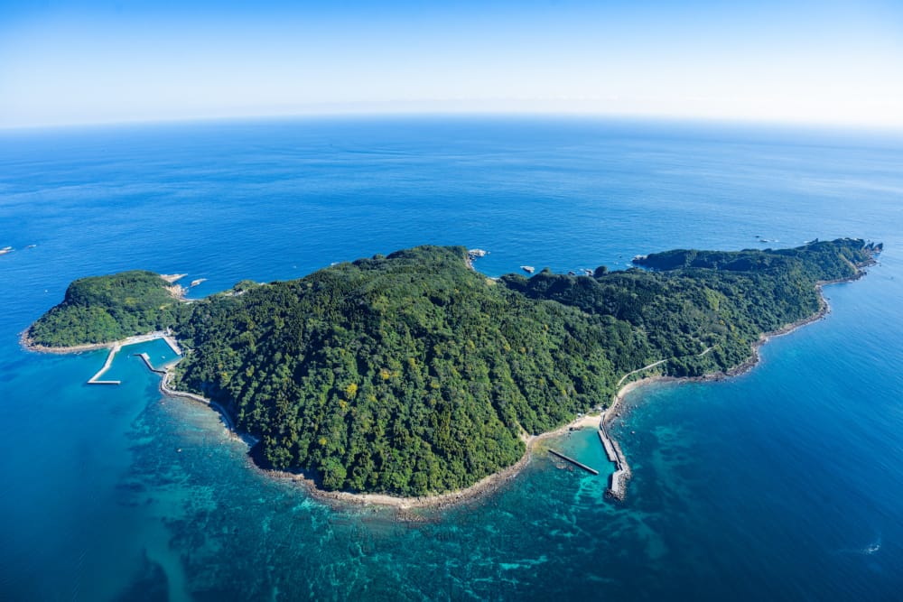 1日7棟限定、島の自然と歴史を未来へつなぐ無人島リゾート「HINATA 大島」の全貌