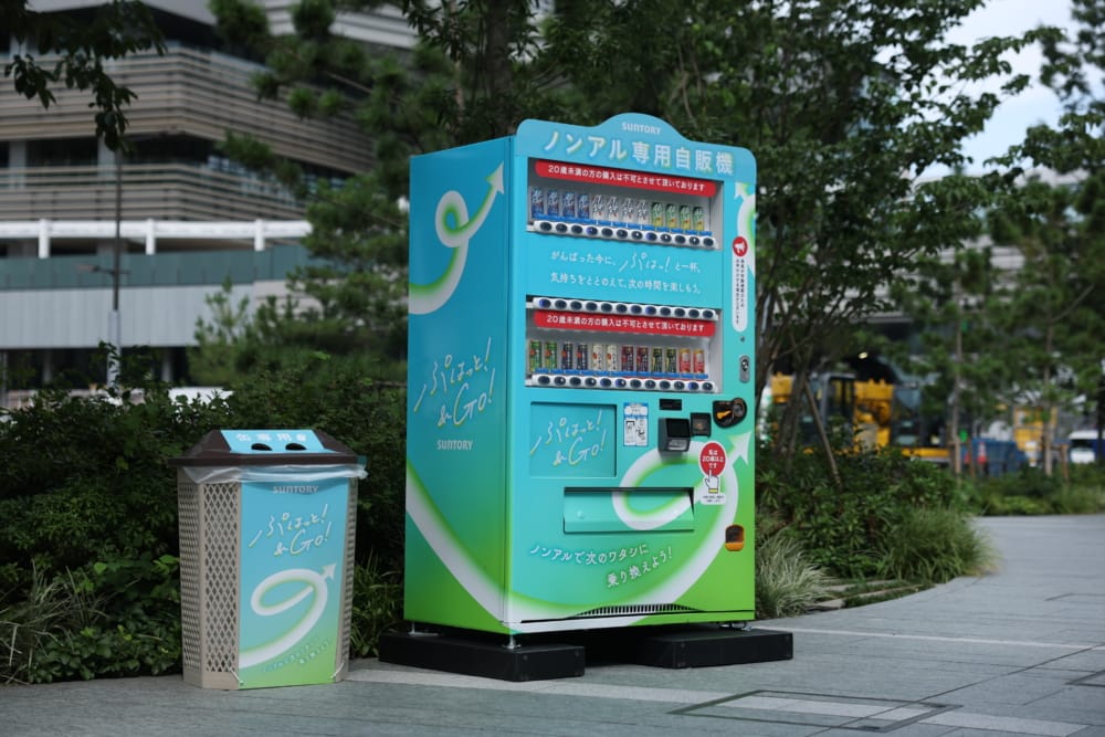 健康志向の高まりでノンアル市場が好調!高輪にサントリー初のノンアル専用自販機が登場。DJ OZMAが圧巻のライブを披露